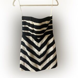 Alice + Olivia black & white strapless dress.
Needs fixed Size 4. #10282